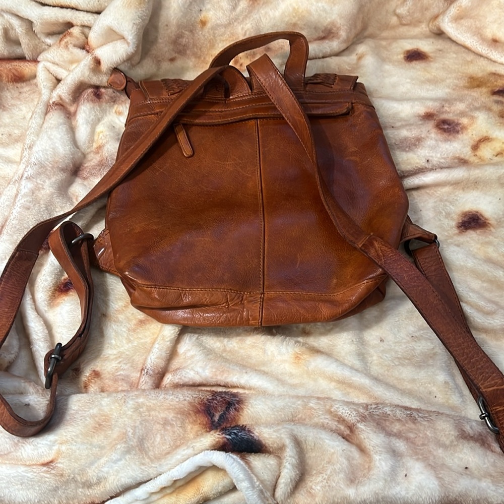 Vilenca Holland Leather V-stitch Flap Backpack - Picture 6 of 7